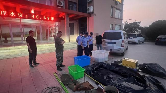 男子连续三天水库电鱼被拘